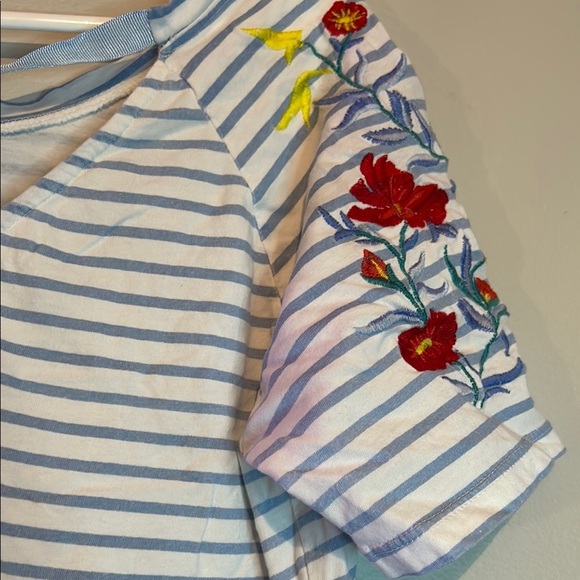 White and Blue Short Sleeve Tee with Floral Design - Picture 4 of 7